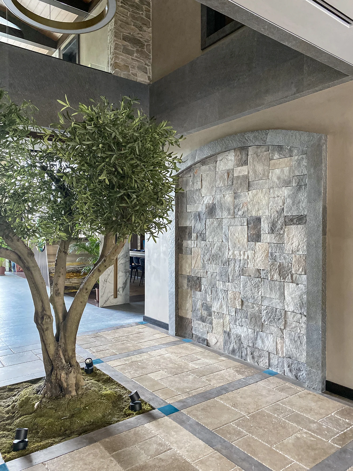 Dekoratif taş duvar ve zeytin ağacı