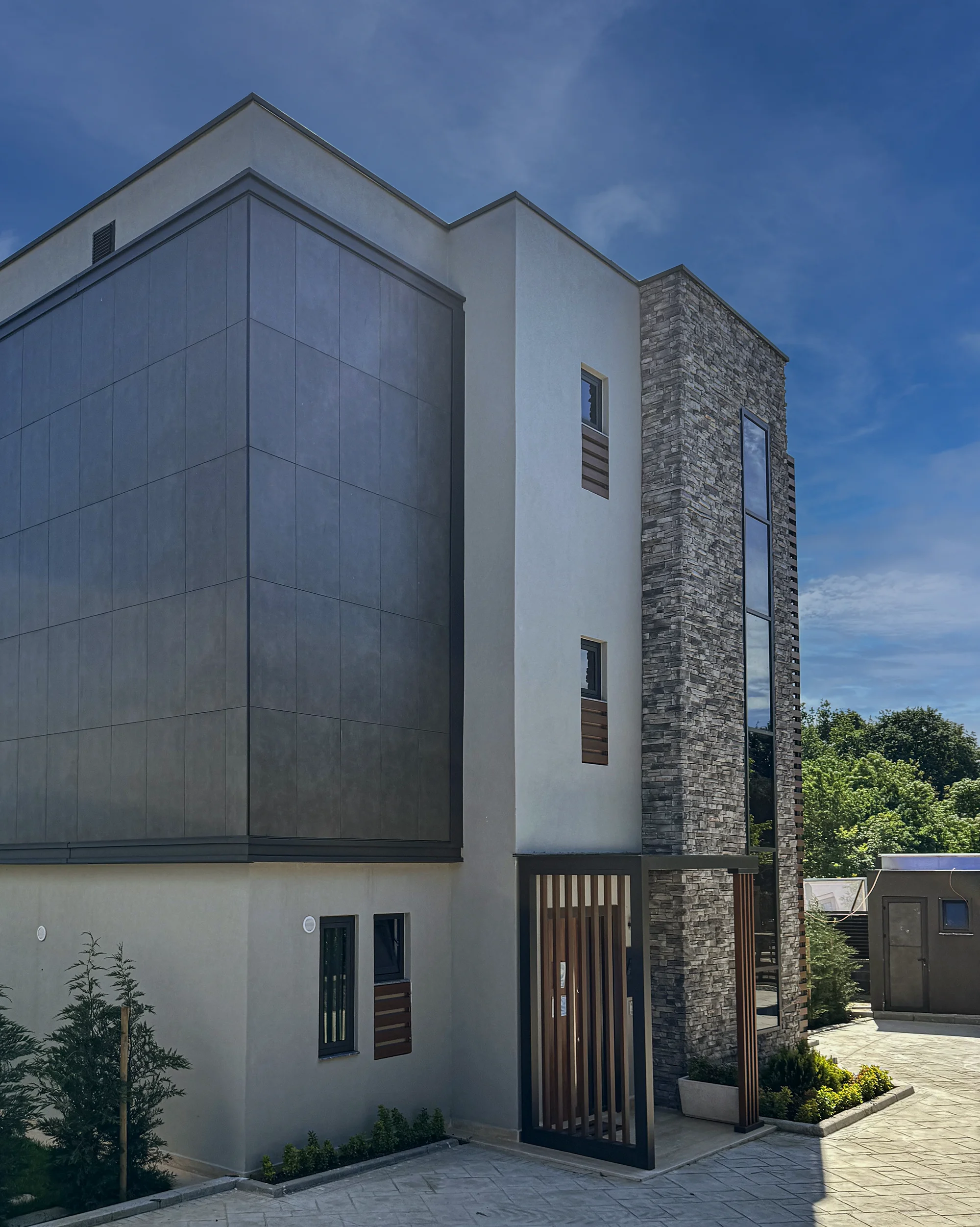 Moduler Stone Veneer on the Wall of Luxury Villas